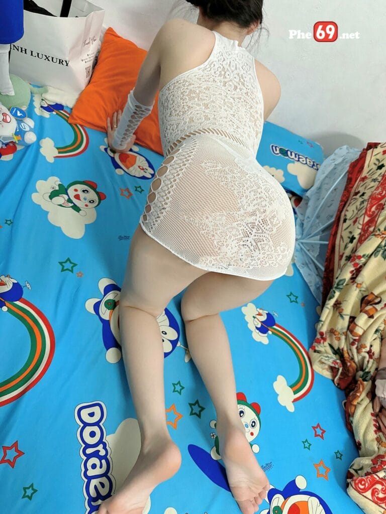 Clip sex Vợ dâm trắng xinh Cosplay đồ lưới trắng nhìn nứng quá - Hình 07