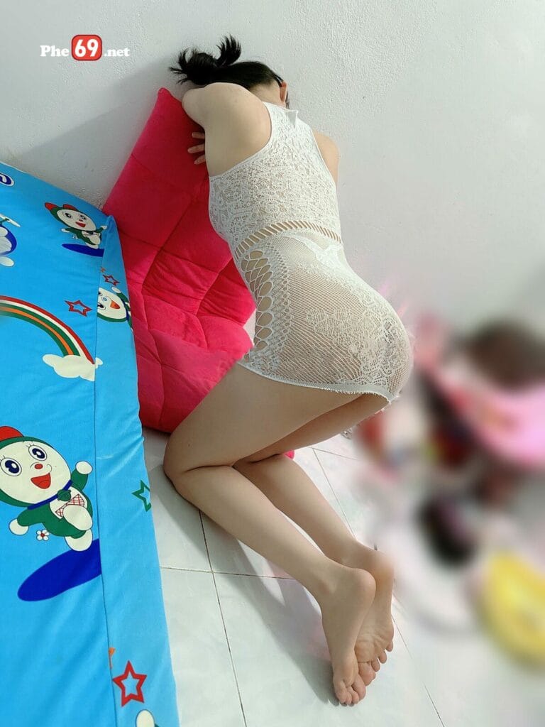 Clip sex Vợ dâm trắng xinh Cosplay đồ lưới trắng nhìn nứng quá - Hình 09